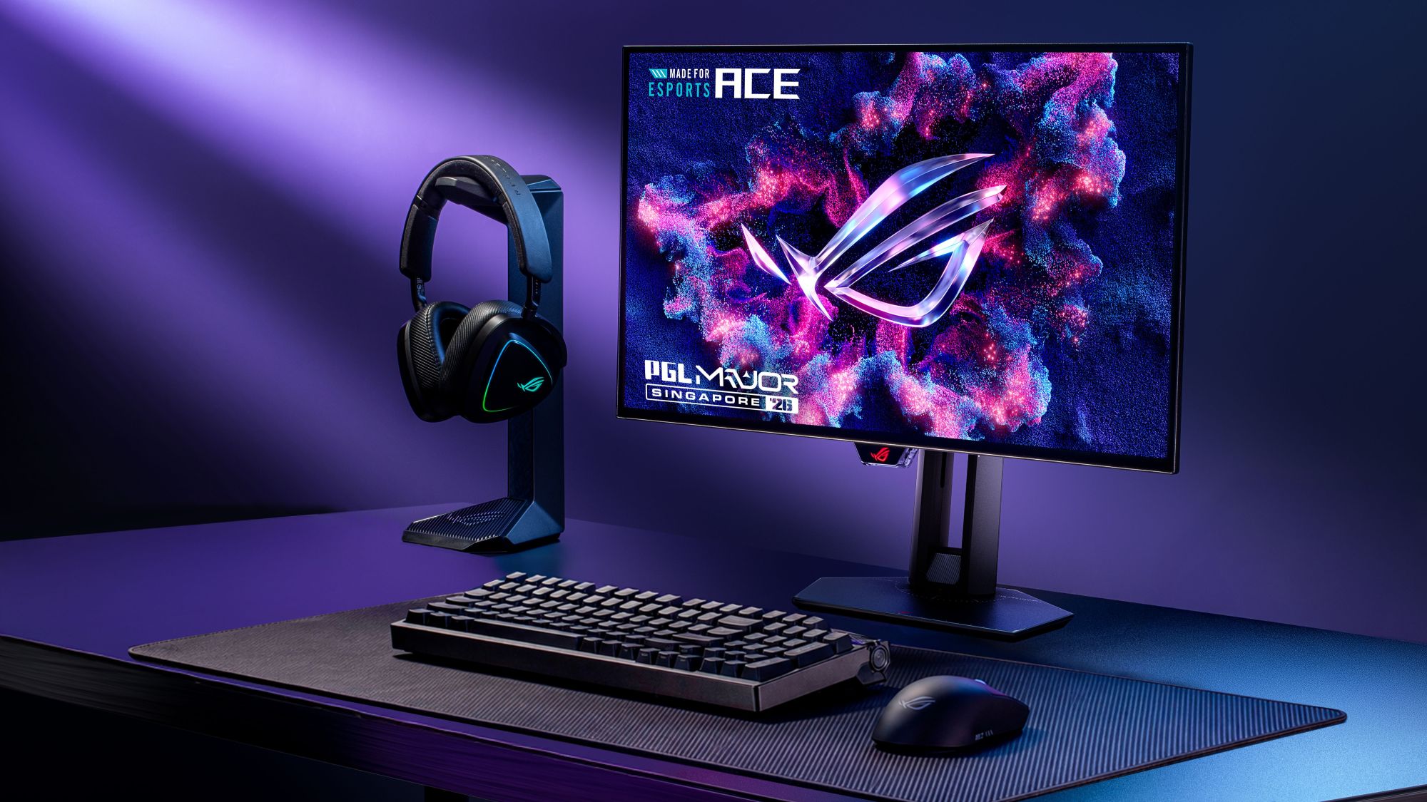 ASUS ROG Swift OLED PG259QWS Ace en un escritorio de competición