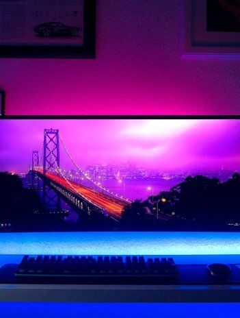 Habitación gamer decorada con tiras LED.