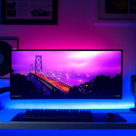 Habitación gamer decorada con tiras LED.
